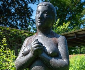Kunst im Zoo: Nachlass ermöglicht Ankauf der Statue „Eva mit Schlange“